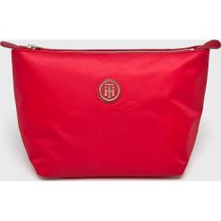 Tommy Hilfiger - Kosmetyczka. Czerwone kosmetyczki damskie TOMMY HILFIGER, bez wzorów, z nylonu. Za 299,90 zł.