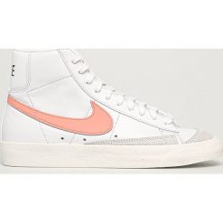 Nike Sportswear - Buty skórzane Blazer Mid 77. Białe buty sportowe damskie Nike Sportswear, bez wzorów, ze skóry, sportowe. Za 419,90 zł.