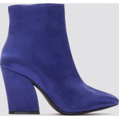 NA-KD Shoes Satynowe botki na średnim obcasie - Blue. Niebieskie botki damskie NA-KD Shoes, z satyny, na średnim obcasie, na obcasie, bez zapięcia. W wyprzedaży za 72,88 zł.