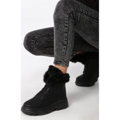 Czarne Traperki Berryhill. Czarne buty sportowe damskie Born2be, bez wzorów, z nubiku, sportowe. Za 129,99 zł.
