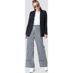 NA-KD Spodnie w paski z wysokim stanem - Multicolor. Szare spodnie z wysokim stanem marki NA-KD, w paski, z tkaniny, z podwyższonym stanem. W wyprzedaży za 80,97 zł.