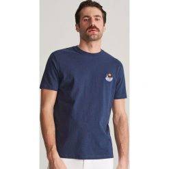 Bawełniany T-shirt z haftem - Granatowy. Niebieskie t-shirty męskie Reserved, s, z haftami, z bawełny, bez kołnierzyka. Za 49,99 zł.