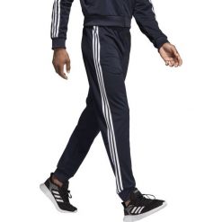 Spodnie adidas Essentials Tapered Tricot DU0452. Białe spodnie męskie Adidas, na co dzień, m, w paski, z poliesteru, sportowe. Za 145,00 zł.