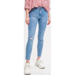 Jeansy push up - Niebieski. Niebieskie jeansy damskie Reserved. W wyprzedaży za 49,99 zł.