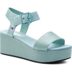 Sandały TOMMY JEANS - Material Mix Flatform Sandal EN0EN00561 Canal Blue 446. Niebieskie klapki damskie Tommy Jeans, bez wzorów, z jeansu, bez obcasa, na obcasie. W wyprzedaży za 319,00 zł.