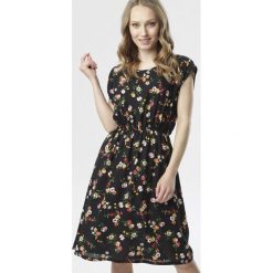 Czarna Sukienka Morgada. Czarne sukienki damskie Born2be, xl, bez wzorów, bez kołnierzyka, bez rękawów, mini. W wyprzedaży za 59,99 zł.