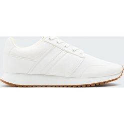 Białe buty sportowe basic. Buty sportowe damskie Pull&Bear. Za 99,90 zł.
