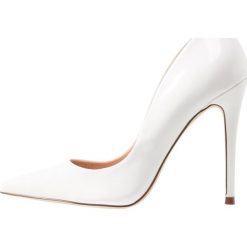 Steve Madden DAISIE Szpilki white. Białe czółenka damskie Steve Madden, bez wzorów, ze skóry ekologicznej, klasyczne, bez obcasa, na szpilce, bez zapięcia. Za 419,00 zł.