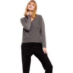 Sweter w kolorze szarym. Szare swetry damskie Deni Cler, bez wzorów, z denimu, bez rękawów, bez kaptura. W wyprzedaży za 214,95 zł.
