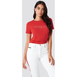 Glamorous T-shirt Nice Try - Red. Różowe t-shirty damskie marki Glamorous, z nadrukiem, z asymetrycznym kołnierzem, asymetryczne. W wyprzedaży za 70,67 zł.