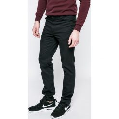 Mustang - Jeansy Tramper. Czarne jeansy męskie z dziurami marki Mustang. W wyprzedaży za 199,90 zł.