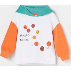 Bluza z kapturem - Biały. Białe bluzy męskie Reserved, bez wzorów, z kapturem, bez rękawów, z kapturem. W wyprzedaży za 25,99 zł.