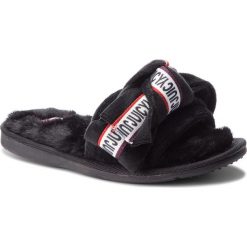 Klapki JUICY BY JUICY COUTURE - JJ154 Pitch Black. Czarne klapki damskie marki Juicy by Juicy Couture, z aplikacjami, z tworzywa sztucznego, bez obcasa. W wyprzedaży za 239,00 zł.
