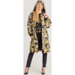 PŁASZCZ VERSACE JEANS COUTURE. Żółte kurtki damskie Versace Jeans Couture, bez wzorów, z jeansu. Za 2549,00 zł.