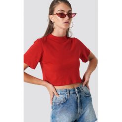 NA-KD Krótki t-shirt - Red. Czerwone t-shirty damskie marki NA-KD, z okrągłym kołnierzem. Za 52,95 zł.
