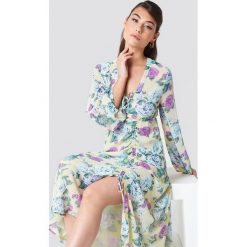NA-KD Boho Sukienka maxi z marszczeniem - Multicolor. Szare sukienki damskie marki NA-KD Boho, bez wzorów, z poliesteru, boho, z dekoltem na plecach, z długim rękawem, długie, maxi. W wyprzedaży za 60,88 zł.