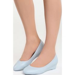 Niebieskie Koturny Something I Need. Niebieskie czółenka marki Born2be, z okrągłym noskiem, na koturnie. Za 59,99 zł.