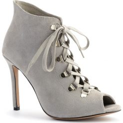 Szare wiązane zamszowe botki open toe 103G. Szare botki damskie na lato, z zamszu, z otwartym noskiem, bez obcasa, bez zapięcia. W wyprzedaży za 229,00 zł.