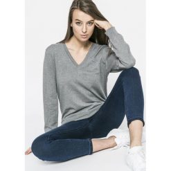 Lacoste - Sweter. Szare swetry klasyczne damskie marki Lacoste, z bawełny. W wyprzedaży za 359,90 zł.
