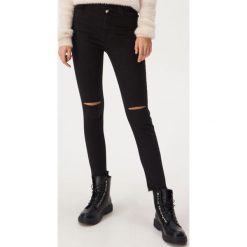 Jeansy skinny z bardzo wysokim stanem - Czarny. Czarne jeansy damskie Sinsay, bez wzorów, z jeansu, z podwyższonym stanem. Za 69,99 zł.