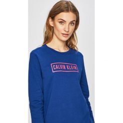 Calvin Klein Performance - Bluza. Szare bluzy damskie Calvin Klein Performance, s, z nadrukiem, z bawełny, bez rękawów, bez kaptura. W wyprzedaży za 249,90 zł.