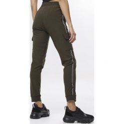 Ciemnozielone Spodnie Dresowe Aniphaia. Zielone spodnie damskie Born2be, s, z dzianiny. Za 49,99 zł.