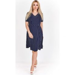 Rozkloszowana sukienka koktajlowa w retro groszki granatowy. Niebieskie sukienki damskie N/A, plus size, w grochy, z elastanu, retro, bez kołnierzyka, plus size, bez rękawów, rozkloszowane. Za 140,06 zł.