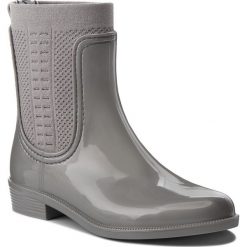 Kalosze TOMMY HILFIGER - Shiny Rain Boot FW0FW03403 Silver 000. Szare kalosze damskie TOMMY HILFIGER, bez wzorów, z tworzywa sztucznego. W wyprzedaży za 259,00 zł.