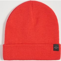 Czapka beanie z naszywką - Czerwony. Czerwone czapki damskie Sinsay, z aplikacjami. W wyprzedaży za 14,99 zł.