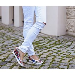 Kolorowe półbuty na koturnie - skóra naturalna - model 024 - kolor motyl. Szare półbuty damskie Zapato, z nadrukiem, z jeansu, eleganckie, na wysokim obcasie, na platformie, bez zapięcia. W wyprzedaży za 224,25 zł.