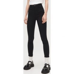 Spodnie skinny basic - Czarny. Czarne spodnie damskie Cropp, bez wzorów. Za 69,99 zł.