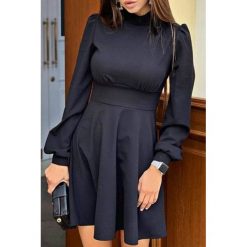Sukienka AKORA BLACK. Czarne sukienki damskie IVET, na co dzień, xl, bez wzorów, klasyczne, z klasycznym kołnierzykiem, z krótkim rękawem, krótkie, mini. W wyprzedaży za 79,00 zł.