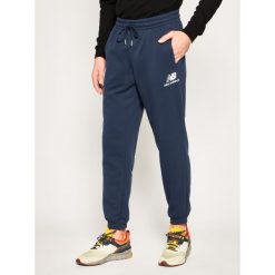 Spodnie dresowe New Balance Essentials Icon MP01508. Niebieskie jeansy męskie New Balance, m, bez wzorów, z bawełny. W wyprzedaży za 199,00 zł.