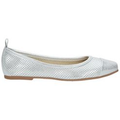Skórzane baleriny w kolorze srebrnym. Baleriny damskie Clarks, Wojas. W wyprzedaży za 149,95 zł.