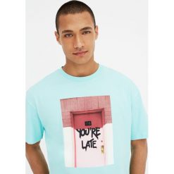 Koszulka z nadrukiem fotograficznym „You’re late”. Szare koszulki męskie Pull&Bear, na lato, m, z nadrukiem, bez kołnierzyka, z krótkim rękawem, krótkie. Za 29,90 zł.
