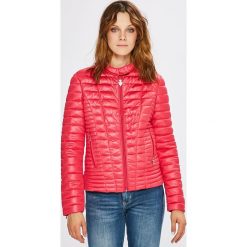 Guess Jeans - Kurtka. Czerwone kurtki damskie Guess Jeans, s, z aplikacjami, z elastanu, krótkie. W wyprzedaży za 479,90 zł.