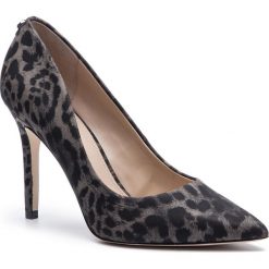 Szpilki GUESS - Blix15 FL7X15 ESU08 LEOPARD. Szare półbuty damskie Guess, z aplikacjami, ze skóry ekologicznej, eleganckie, bez obcasa, na obcasie, bez zapięcia. W wyprzedaży za 299,00 zł.
