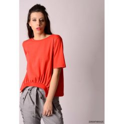 Czerwona bawełniana bluza z zakładkami. Czerwone bluzki damskie Pakamera, bez wzorów, z bawełny, bez rękawów, bez kaptura. Za 119,00 zł.