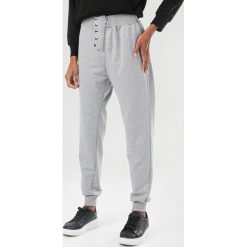 Szare Spodnie Ynisienne. Szare spodnie damskie Born2be, s, z dresówki. Za 69,99 zł.