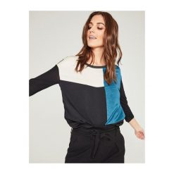 Bluzka damska. Szare bluzki damskie marki Promod, bez wzorów, z dzianiny, eleganckie, bez kołnierzyka, z długim rękawem. Za 44,50 zł.