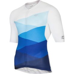 Koszulka rowerowa męska RKM152 - niebieski allover. Niebieskie koszulki męskie 4f, s, bez wzorów, z elastanu, ze stójką, bez rękawów, rowerowe. W wyprzedaży za 49,99 zł.