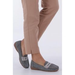 Szare Mokasyny Casu W19X4/g. Szare mokasyny damskie Casu, bez wzorów, bez obcasa, bez zapięcia. W wyprzedaży za 39,99 zł.