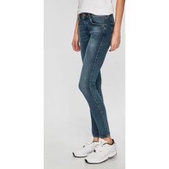 Diesel - Jeansy. Niebieskie jeansy damskie marki Jacqueline de Yong, z obniżonym stanem. W wyprzedaży za 119,90 zł.