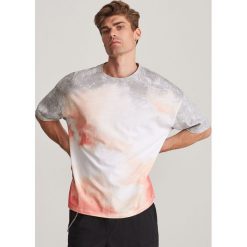 T-shirt z efektem tie-dye - Biały. Białe t-shirty męskie Reserved, xl, bez wzorów, bez kołnierzyka. W wyprzedaży za 29,99 zł.