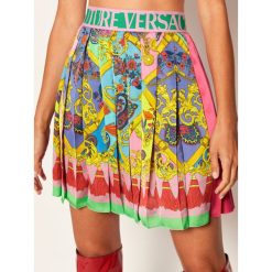 Spódnica plisowana Versace Jeans Couture A9HZA302. Różowe spódniczki damskie Versace Jeans Couture, bez wzorów, z jeansu, mini. Za 1399,00 zł.