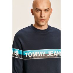 Tommy Jeans - Bluza. Niebieskie bluzy męskie Tommy Jeans, s, z nadrukiem, z bawełny, z okrągłym kołnierzem, bez rękawów, bez kaptura. W wyprzedaży za 249,90 zł.