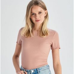 Prążkowany t-shirt - Różowy. Różowe t-shirty damskie marki Sinsay, s, prążkowane. Za 19,99 zł.