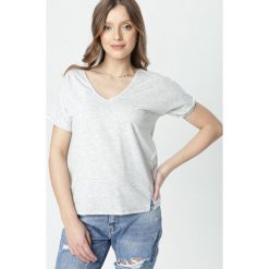 Jasnoszary T-shirt Echiseise. Szare bluzki damskie Born2be, s, bez wzorów, bez kołnierzyka. W wyprzedaży za 49,99 zł.