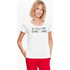 T-SHIRT DAMSKI Z NADRUKIEM KRÓTKI RĘKAW. Szare t-shirty damskie marki Top Secret, eleganckie, z chokerem. Za 14,99 zł.