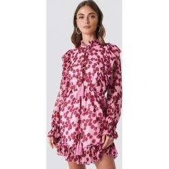 NA-KD Boho Kombinezon ze stójką - Pink,Multicolor. Różowe kombinezony damskie marki NA-KD Boho, bez wzorów, boho, ze stójką, bez rękawów. W wyprzedaży za 101,47 zł.